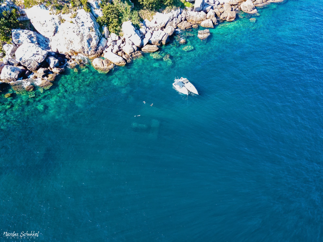 Vista aérea da Ilha Queimada, com mar transparente