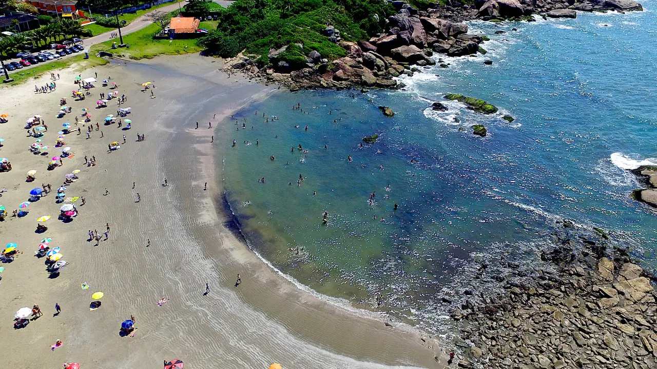 Pocinho de Anchieta, piscina natural na Praia do Cibratel