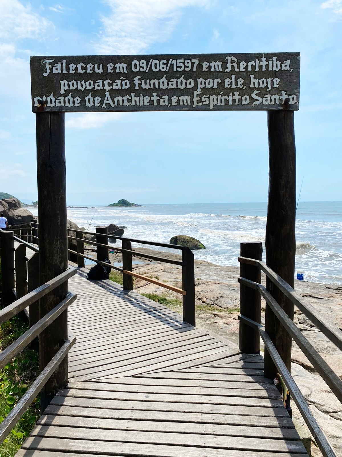 Placa da Cama de Anchieta, no fim da passarela